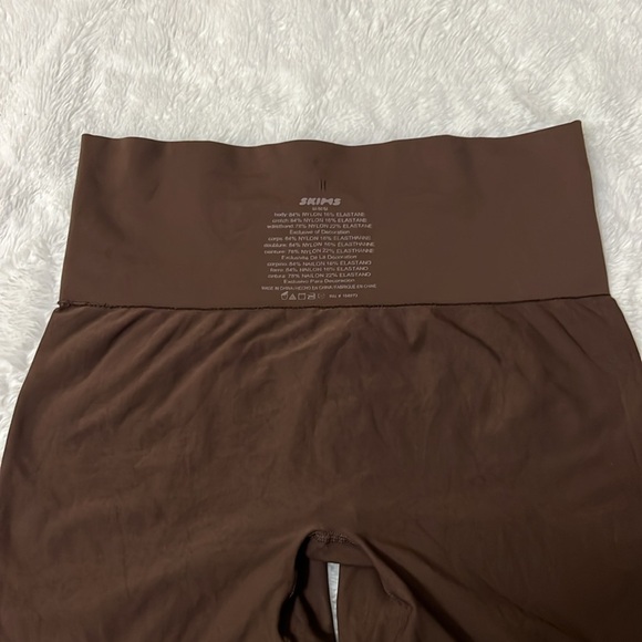 SKIMS Soft Smoothing Short- Size M Color Cocoa - Picture 6 of 6
